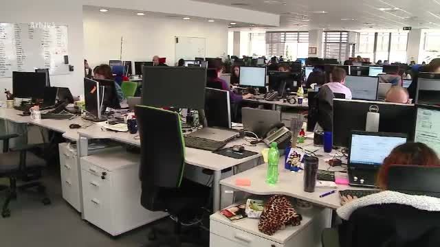 Sfaturile mamei privind cariera, decisive pentru tinerii romani. Jobul preferat: in multinationala, cu peste 500 euro salariu