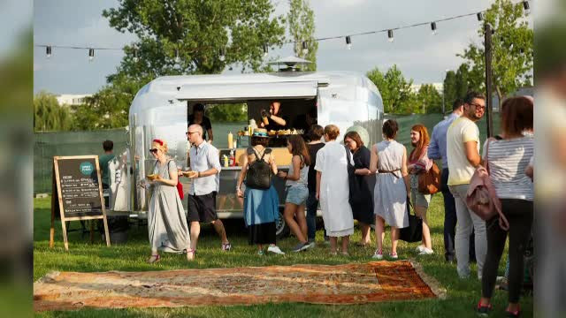 Reteta succesului in cazul celor care vand mancare pe strada, din rulota. Numarul bucatarilor pe 4 roti s-a dublat in 2017