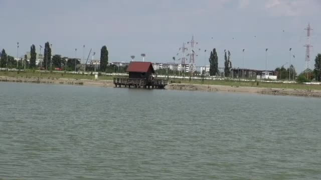 Copil la un pas de moarte dupa ce a incercat sa inoate intr-un parc din Ploiesti. Medicii sunt rezervati privind sansele lui