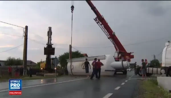 A fost haos intre Targu Jiu si Craiova. Un camion incarcat cu 27 de tone de ciment s-a rasturnat, din cauza unui autostopist