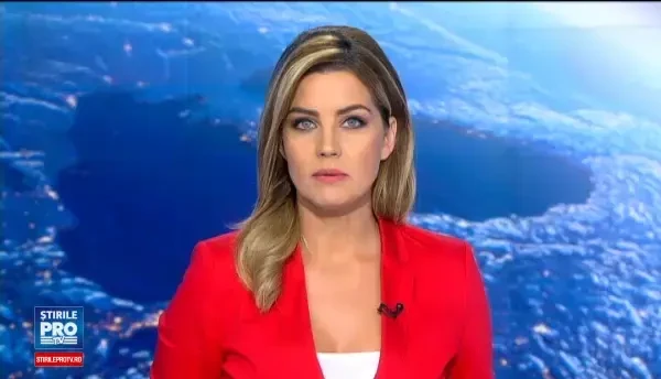 O masina a intrat in plin intr-un excavator, in centrul unei localitati din Mures. Accidentul a fost filmat