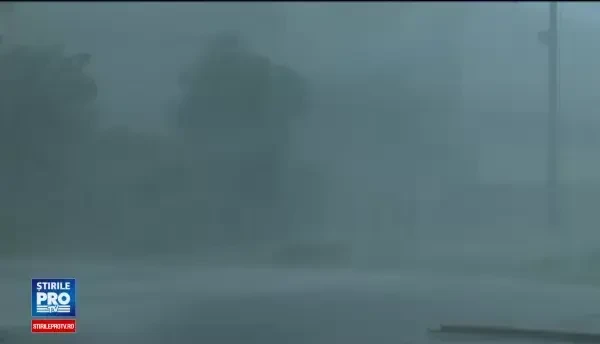 Potop pe strazile din mai multe orase, in urma ploilor torentiale. Unele sosele au crapat