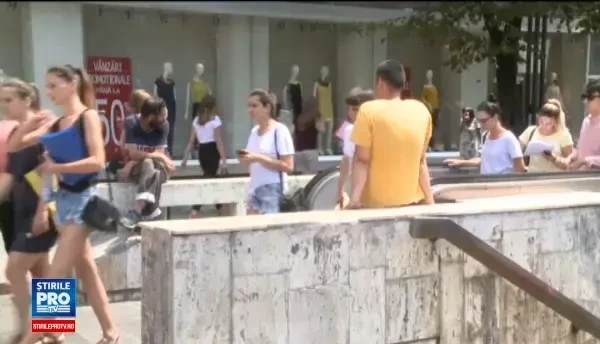 Sfaturile mamei privind cariera, decisive pentru tinerii romani. Jobul preferat: in multinationala, cu peste 500 euro salariu