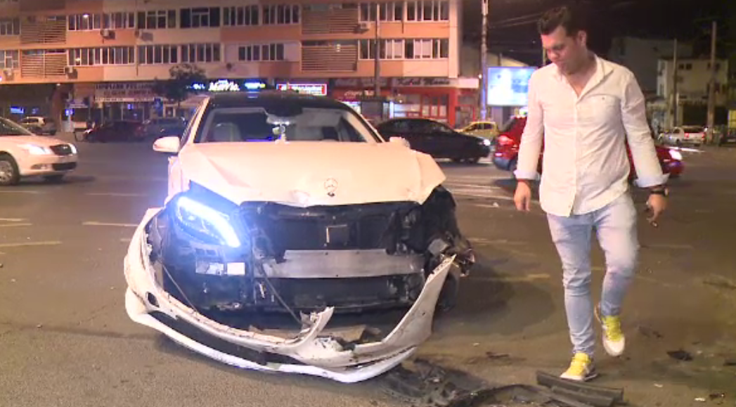 Masina de lux, avariata de o masina de la salubritate in Bucuresti. Un angajat baut nu a acordat prioritate