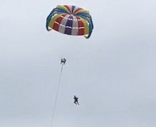 Moment socant, filmat chiar de sotia victimei. Un om de afaceri moare dupa ce cade dintr-o parasuta, in apele oceanului