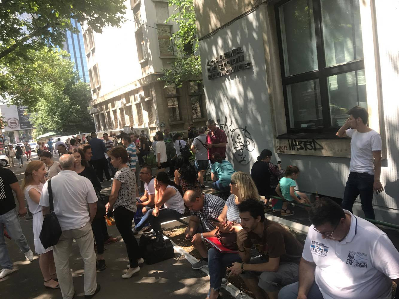 Cozi imense la Academia de Studii Economice din Capitala. Tinerii au venit de la primele ore pentru inscrierile la facultate