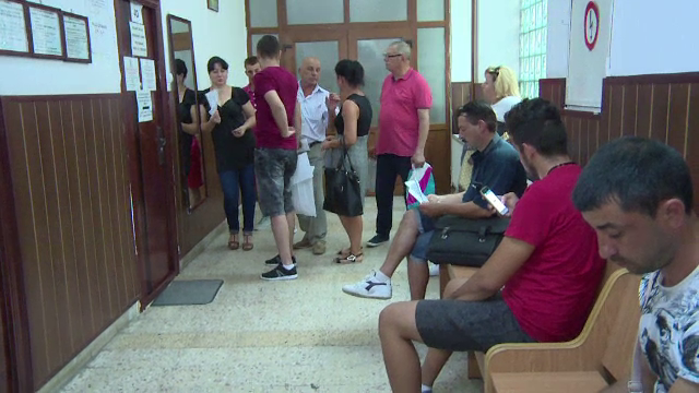 Pantalonii scurti si papucii de plaja, interzisi de prefectul din Gorj in interiorul institutiei. Motivul acestei decizii