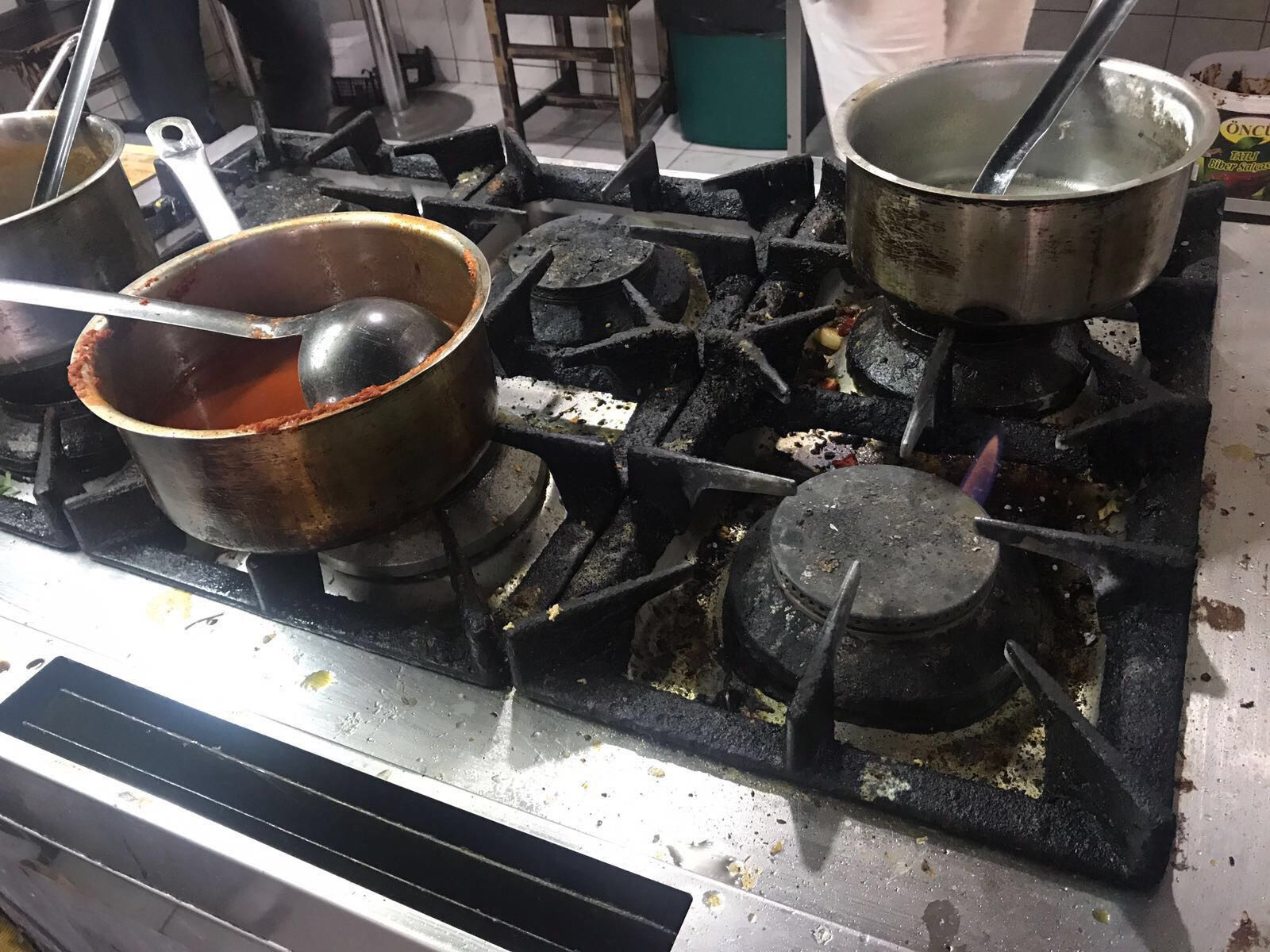 Dezastrul gasit de Protectia Consumatorului la 2 terase din Mamaia. Rata cu tot cu pene, bagata la congelator. VIDEO