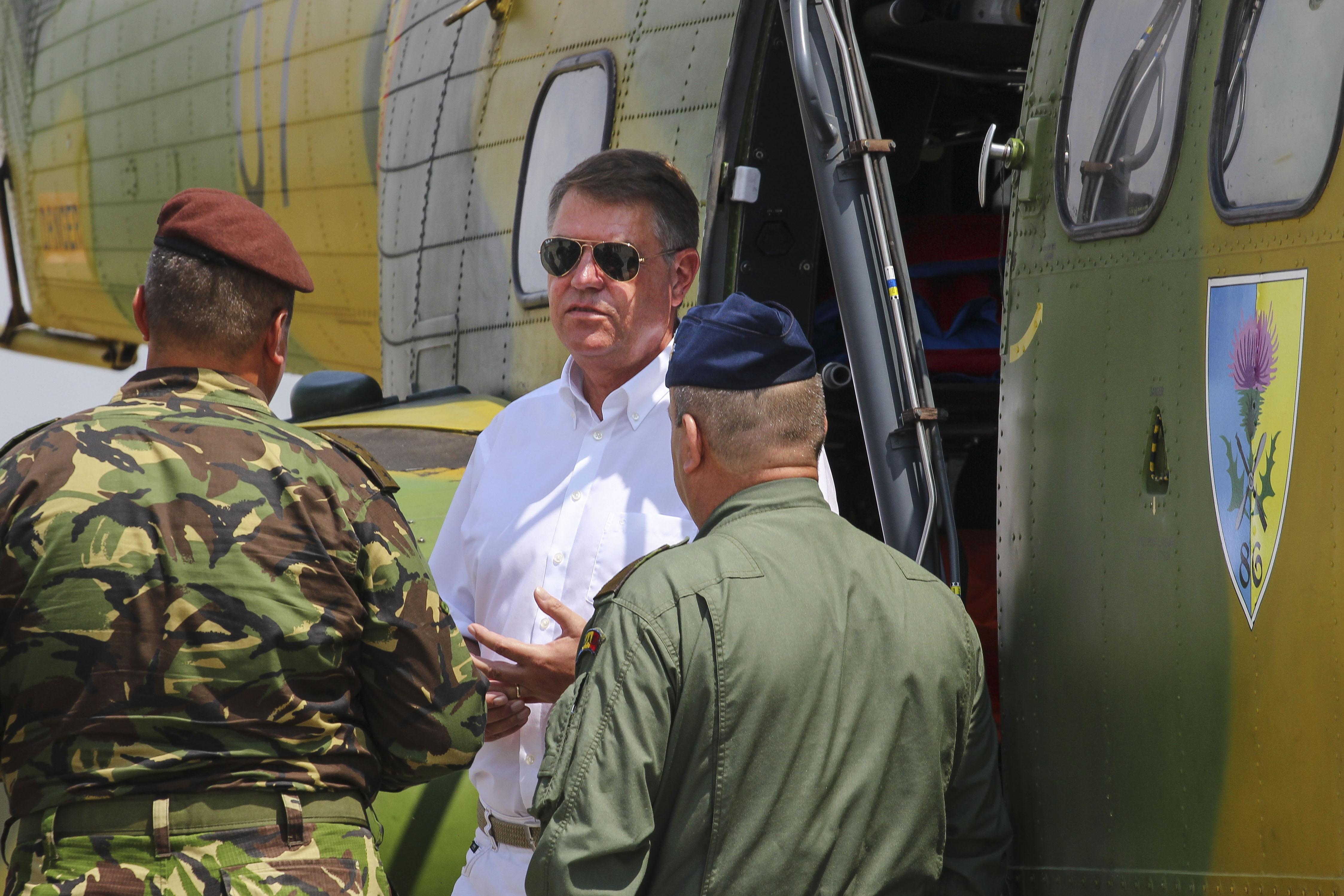 Iohannis a cucerit Facebook-ul cu aparitia de la Baza Militara Kogalniceanu. Reactia Primei Doamne la pozele presedintelui