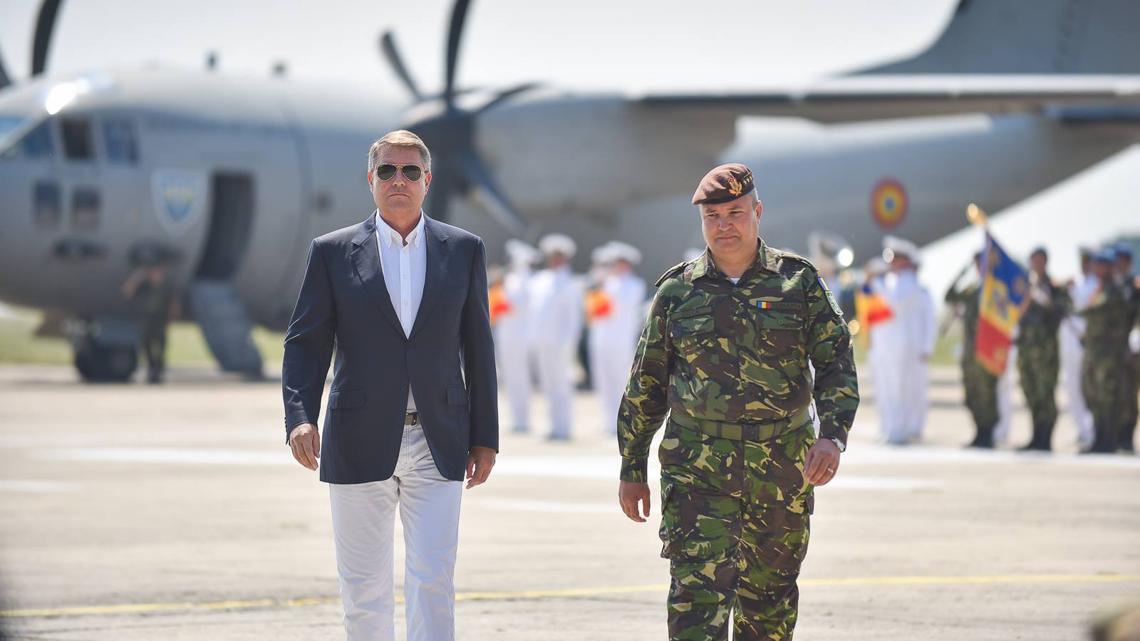 Președintele Iohannis, ținută lejeră pe litoral. Ipostaza în care a fost surprins de camere. FOTO