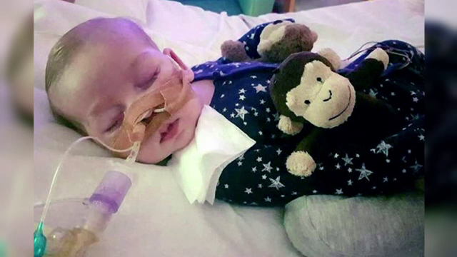 Parintii bebelusului Charlie Gard au fost audiati joi. Ei incearca sa opreasca deconectarea fiului lor de la aparate