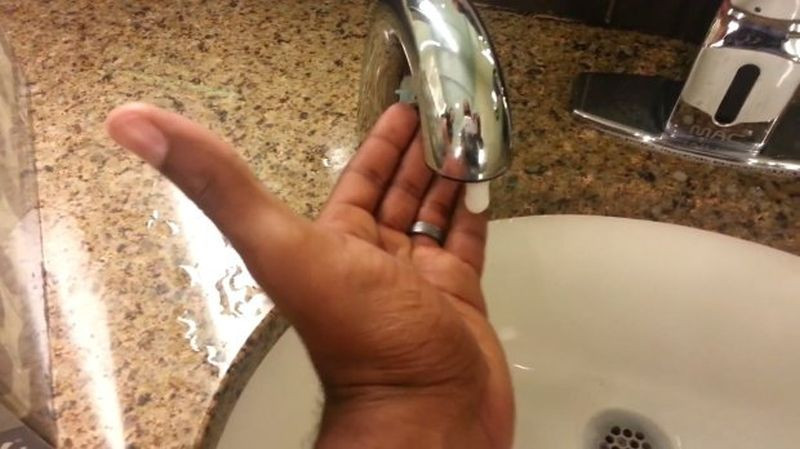 Un american de culoare a facut un experiment intr-o baie publica. Ce a descoperit atunci cand a incercat sa se spele pe maini