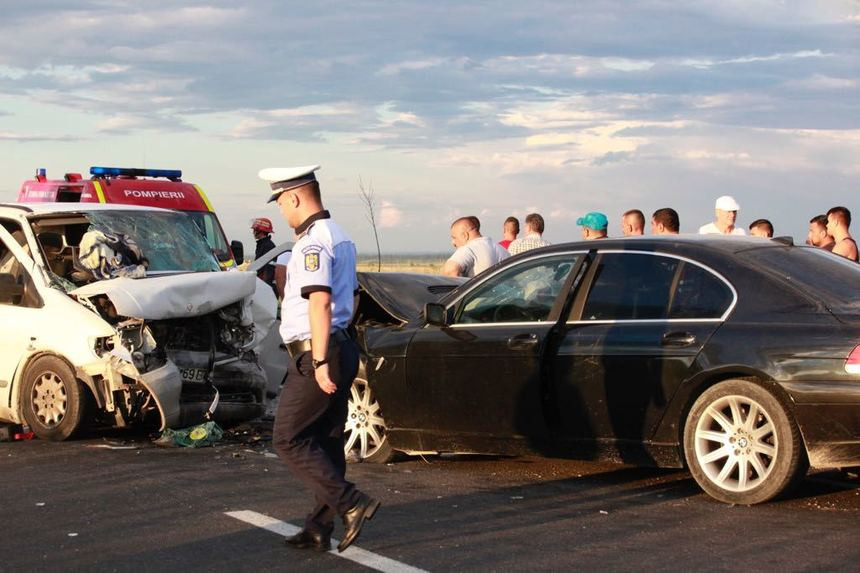 Opt oameni au fost raniti dupa impactul intre TREI autoturisme, pe E85. Intre victime sunt si doi copii