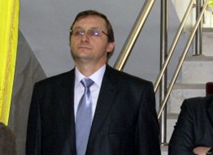 Fost informator al Securitatii, numit sef al Agentiei Functionarilor Publici. A lucrat cu Darius Valcov la Primaria Slatina