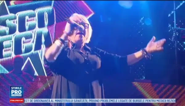 Mirabela Dauer si Corina Chiriac, primite cu caldura de tinerii prezenti la Electric Castle. O ador pe Mirabela!