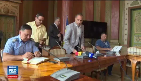 Pantalonii scurti si papucii de plaja, interzisi de prefectul din Gorj in interiorul institutiei. Motivul acestei decizii