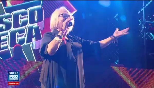 Mirabela Dauer si Corina Chiriac, emotionate, dar primite cu caldura de tineri, la Electric Castle. O ador pe Mirabela!