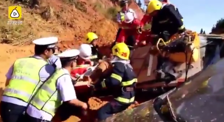 Alunecare de teren filmata in China. Mai multe masini au fost impinse de pe sosea. VIDEO