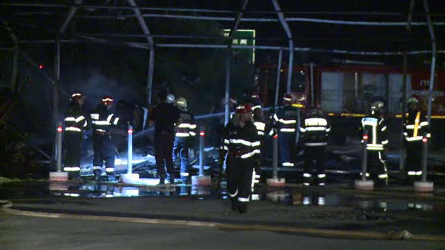 Incendiu violent in parcarea unui centru comercial din Capitala. Cortul cu mobilier a fost complet distrus de flacari
