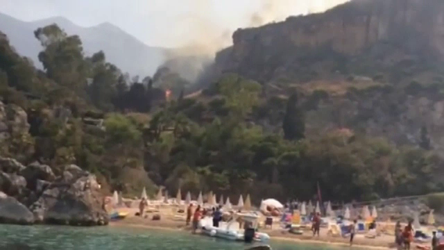 Vacanta compromisa pentru multi turisti aflati in Sicilia, din cauza incendiilor de neoprit. 10 oameni au ajuns la spital
