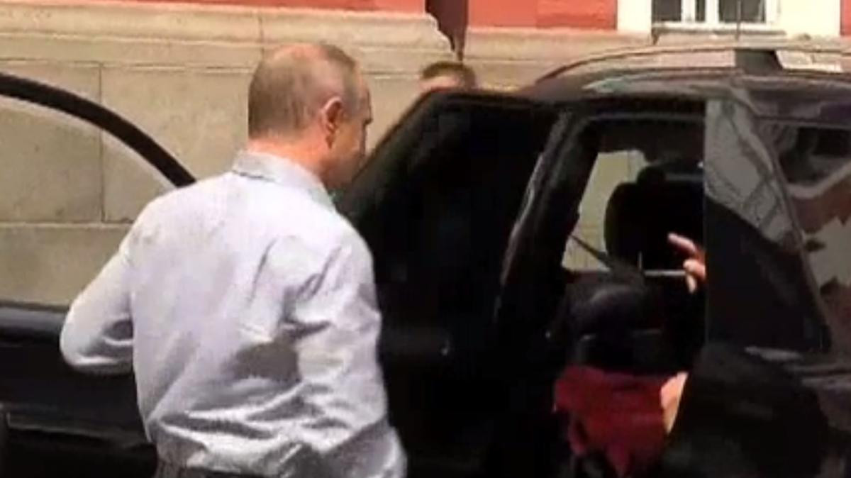 Pasagerul caruia Vladimir Putin ii deschide usa masinii, dar refuza sa coboare. Moment viral cu presedintele rus
