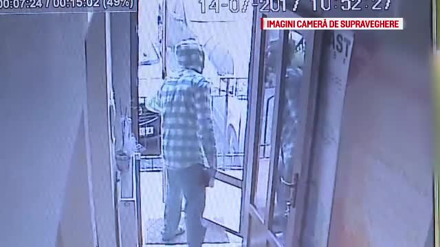 Un barbat cu masca ”Anonymous” a facut de doua ori scandal la Primaria Arad si a ranit doi politisti locali. Unde a fost dus