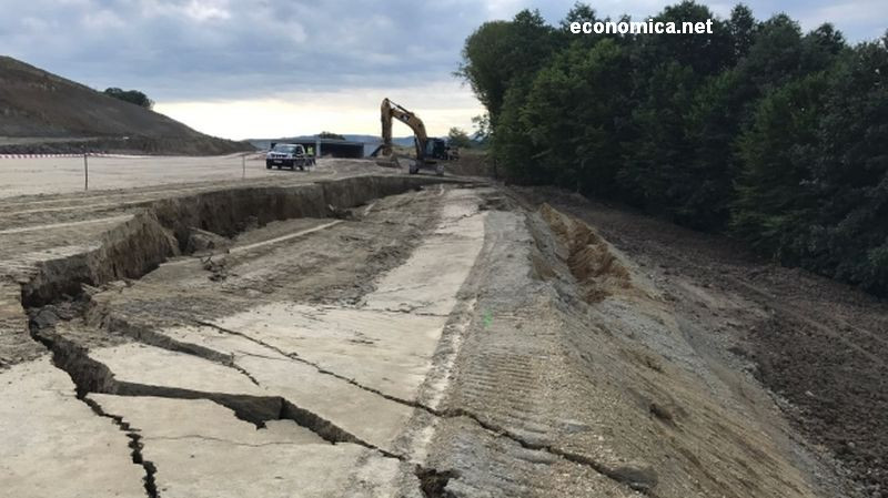 Terasamentul s-a surpat pe o lungime de 70 de metri pe autostrada Lugoj - Deva. Control inopinat din partea CNAIR