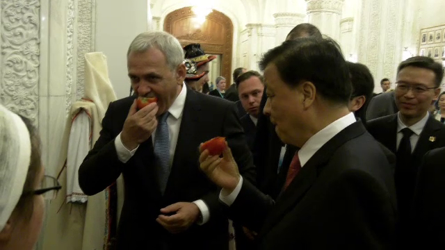 Dragnea i-a primit cu dansuri populare pe oficialii Partidului Comunist Chinez. Liderul PSD a citat un vechi proverb chinez