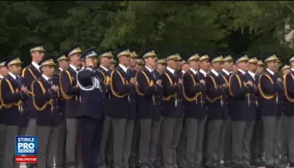 1600 de politisti, pompieri si jandarmi au depus juramantul la absolvire. Tanara politista ceruta de sotie, la Campina