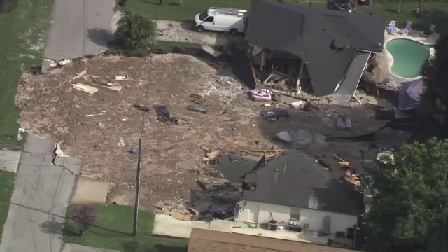 Un crater cu o adancime de 15 metri a aparut de doua ori in acelasi loc si a inghitit mai multe case, in Florida