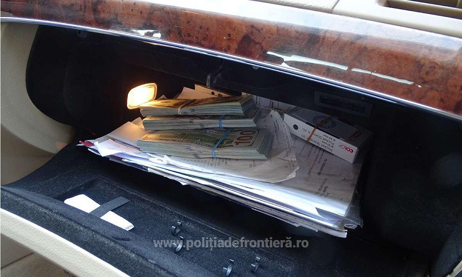 Politistii au oprit un cetatean bulgar de origine vietnameza la frontiera. Ce au gasit in torpedoul masinii