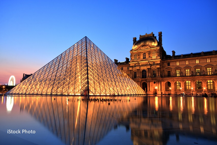 Prezentare de modă în curtea muzeului Luvru din Paris. Omagiu adus fostului designer Louis Vuitton