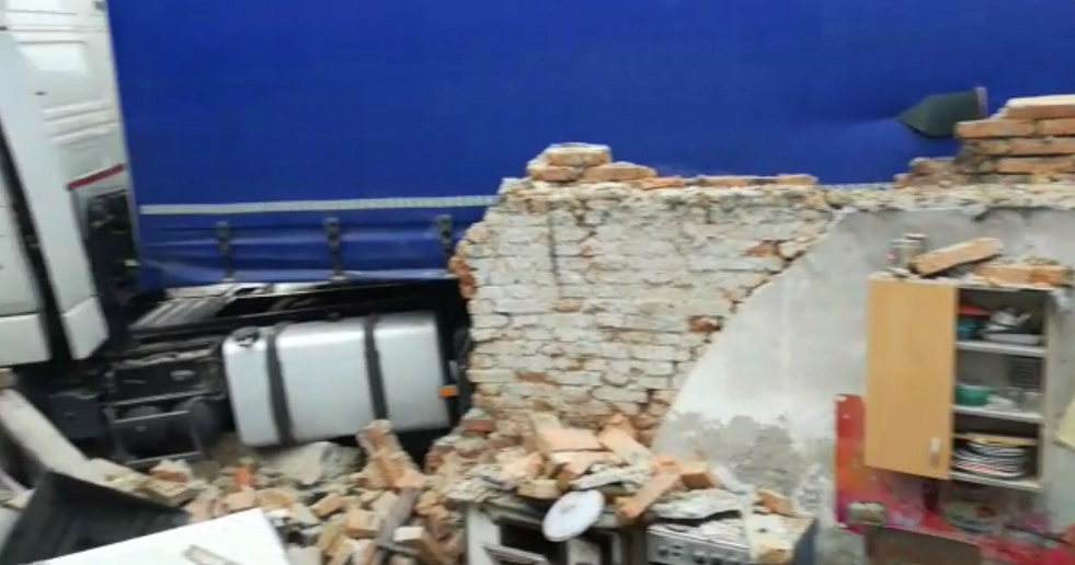 Accident pe DN 73: un TIR a iesit de pe sosea si a rupt o teava de gaze. Traficul este complet oprit