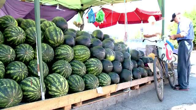 Sfaturile comerciantilor pentru a alege cel mai dulce pepene: bateti cu degetul in el, taiati-i codita si nu ii faceti dop