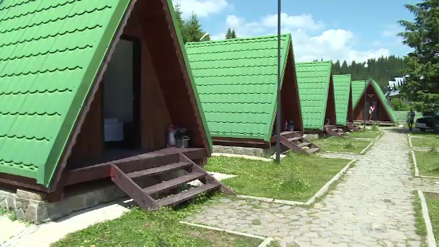 Cazarea la cabanute, metoda prin care aveti parte de cazare ieftina si peisaje de vis, la munte