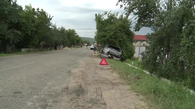 Doi morti si un ranit in Buzau, dupa ce au fost spulberati de o masina. Oamenii n-au nici trotuar, nici trecere de pietoni