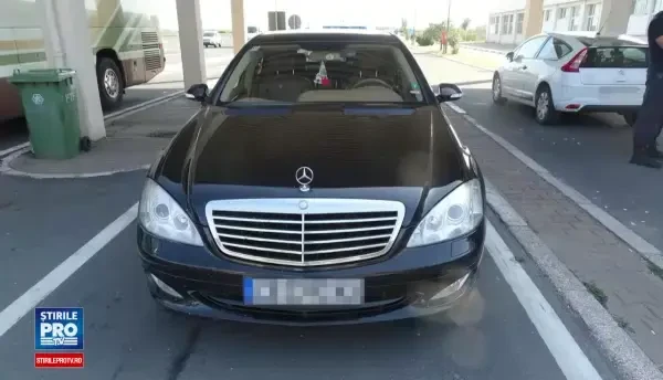 Politistii au oprit un cetatean bulgar de origine vietnameza la frontiera. Ce au gasit in torpedoul masinii i-a uimit