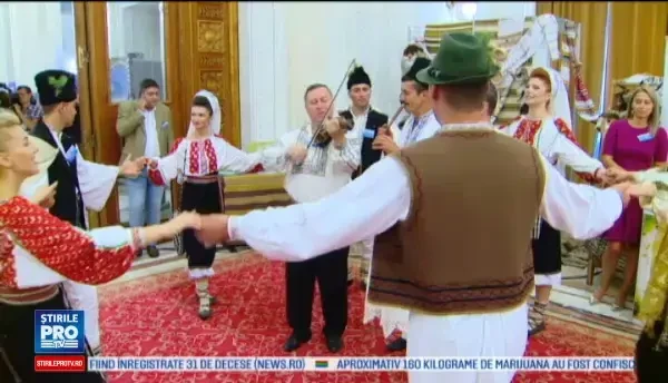 Dragnea i-a primit cu dansuri populare pe oficialii Partidului Comunist Chinez. Liderul PSD a citat un vechi proverb chinez