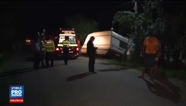 Doi morti si un ranit in Buzau, dupa ce au fost spulberati de o masina. Oamenii n-au nici trotuar, nici trecere de pietoni