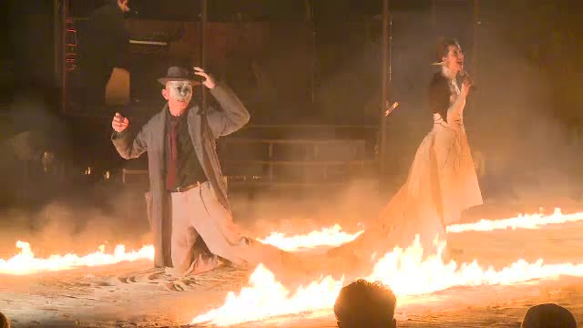 Festival de teatru de strada in Bucuresti. Samba si jonglerii cu torte, in centrul Capitalei