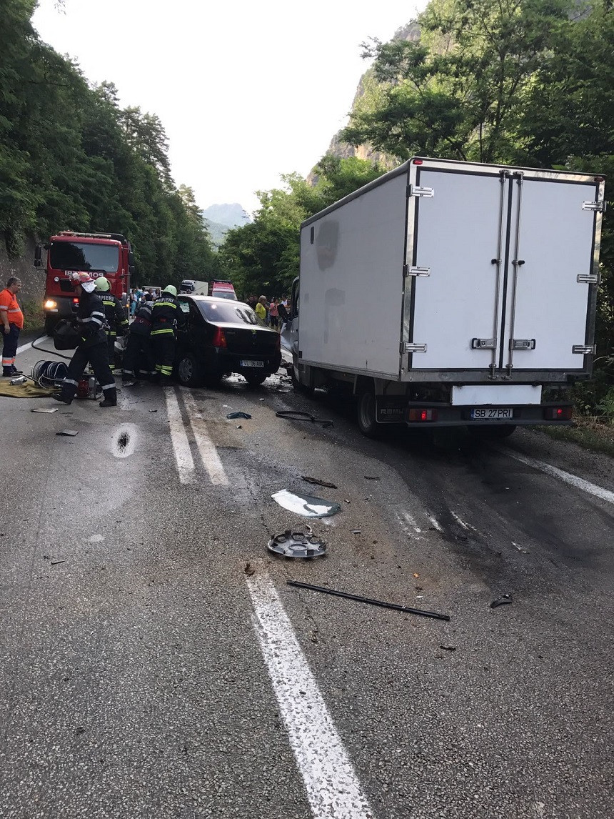 Circulatie pe o singura banda pe DN7, dupa un accident. Carosabilul este acoperit cu motorina