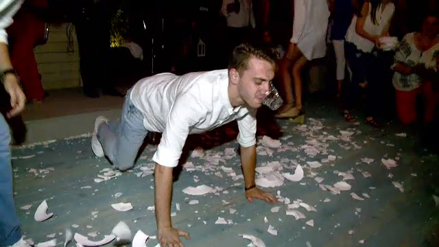 Intr-o terasa din Mamaia, clientii pot sa sparga farfurii sau sa se urce pe mese. Manager: "Nici in Grecia nu se mai gaseste"