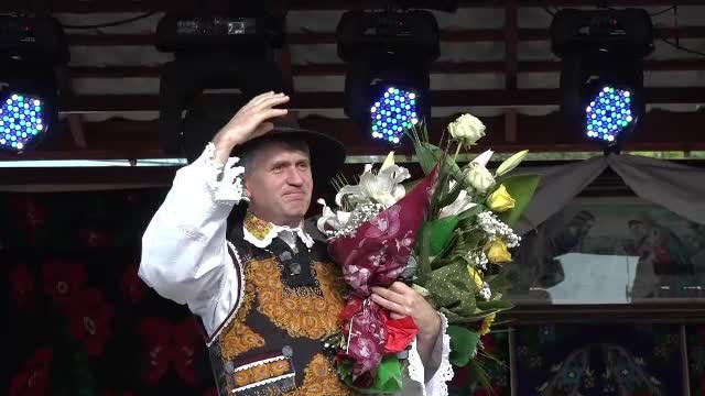 Cristian Pomohaci este, de vineri, doar cantaret de muzica populara. Fostul preot a fost caterisit