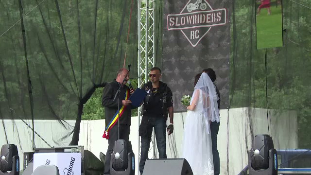 Trei sute de motociclisti au fost prezenti cand doi tineri s-au casatorit pe scena unui festival. Ce au facut pe traseu