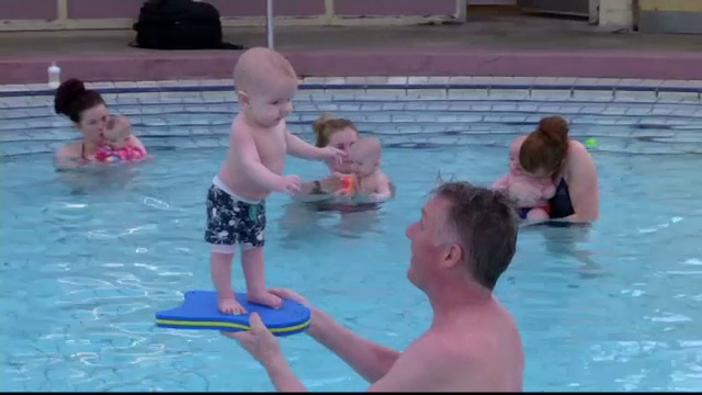 Un instructor de inot a reusit sa faca bebelusi de doar patru luni sa stea in picioare. Secretul lui i-a uimit si pe medici