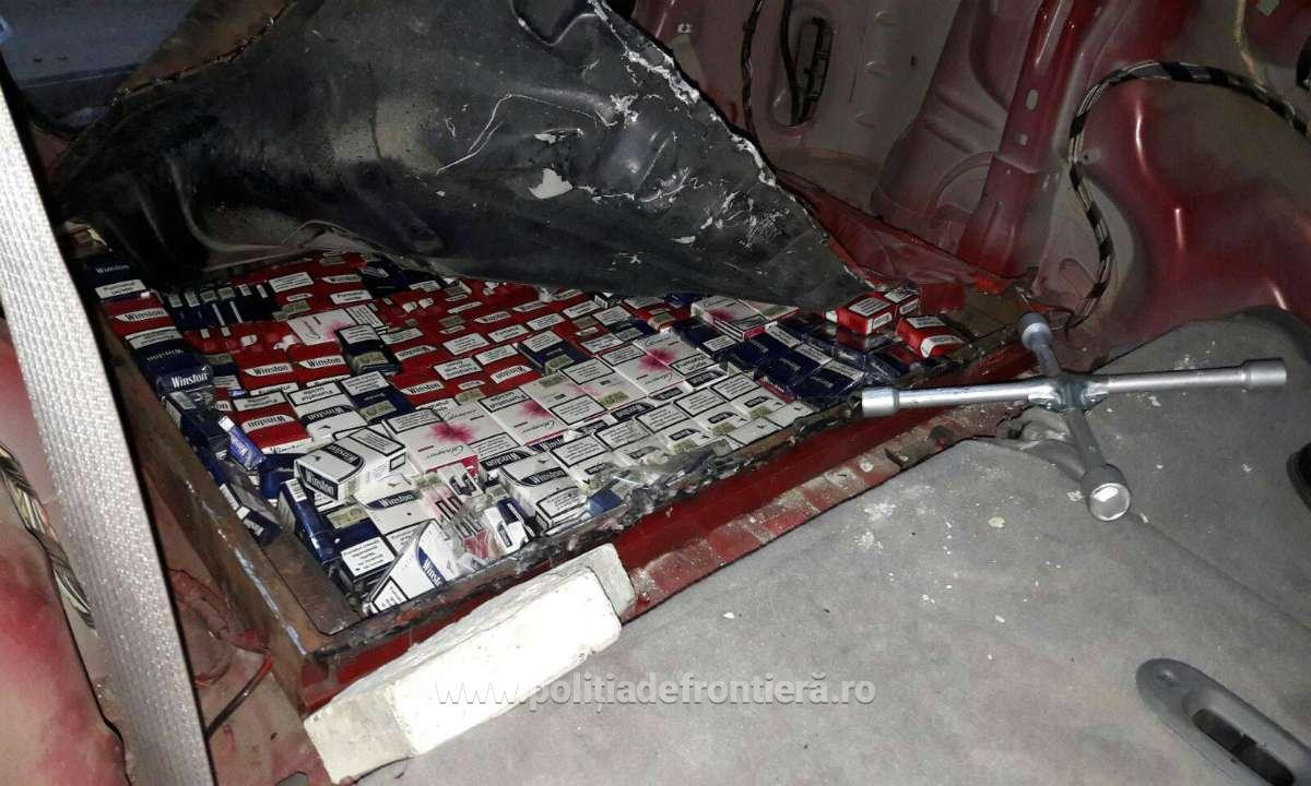 Sofer oprit in vama la miezul noptii. Politistii au ramas uimiti cate tigari putea ascunde in masina