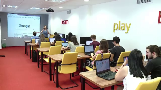 120 de elevi din Cluj isi petrec vacanta invatand programare de la marile companii IT. "Combin utilul cu placutul"