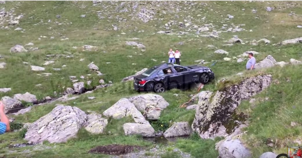 BMW-ul care a cazut de pe Transfagarasan, scos din rapa. VIDEO cu operatiunea de "salvare"