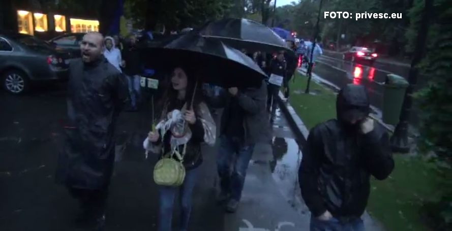 Protest anti-PSD in Piata Victoriei, pe ploaie. "CCR, sluga PSD" si "Nu vrem sa fim o natie de hoti". VIDEO