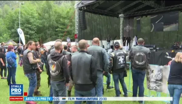 Trei sute de motociclisti au fost prezenti cand doi tineri s-au casatorit pe scena unui festival. Ce au facut pe traseu